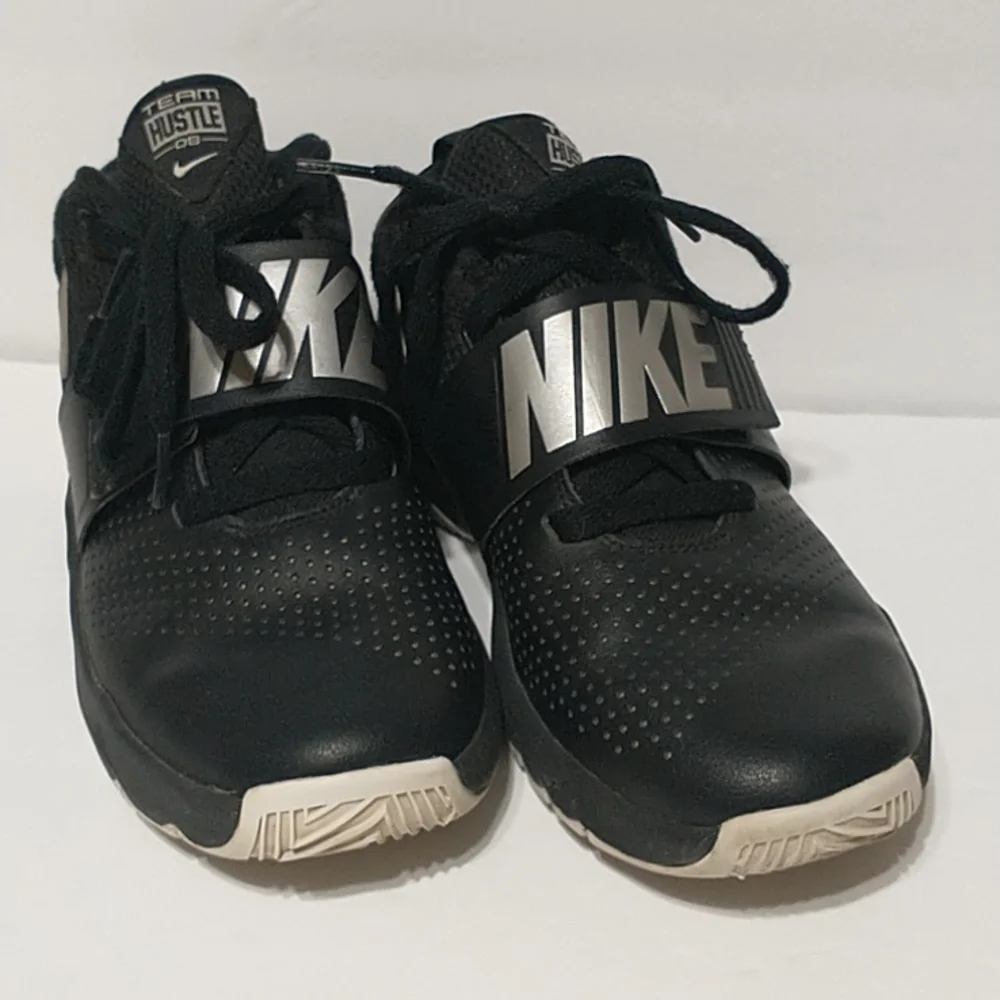 Nike Team Hustle D8 /Youth Basketball Shoes /Sneakers Black 881941-001